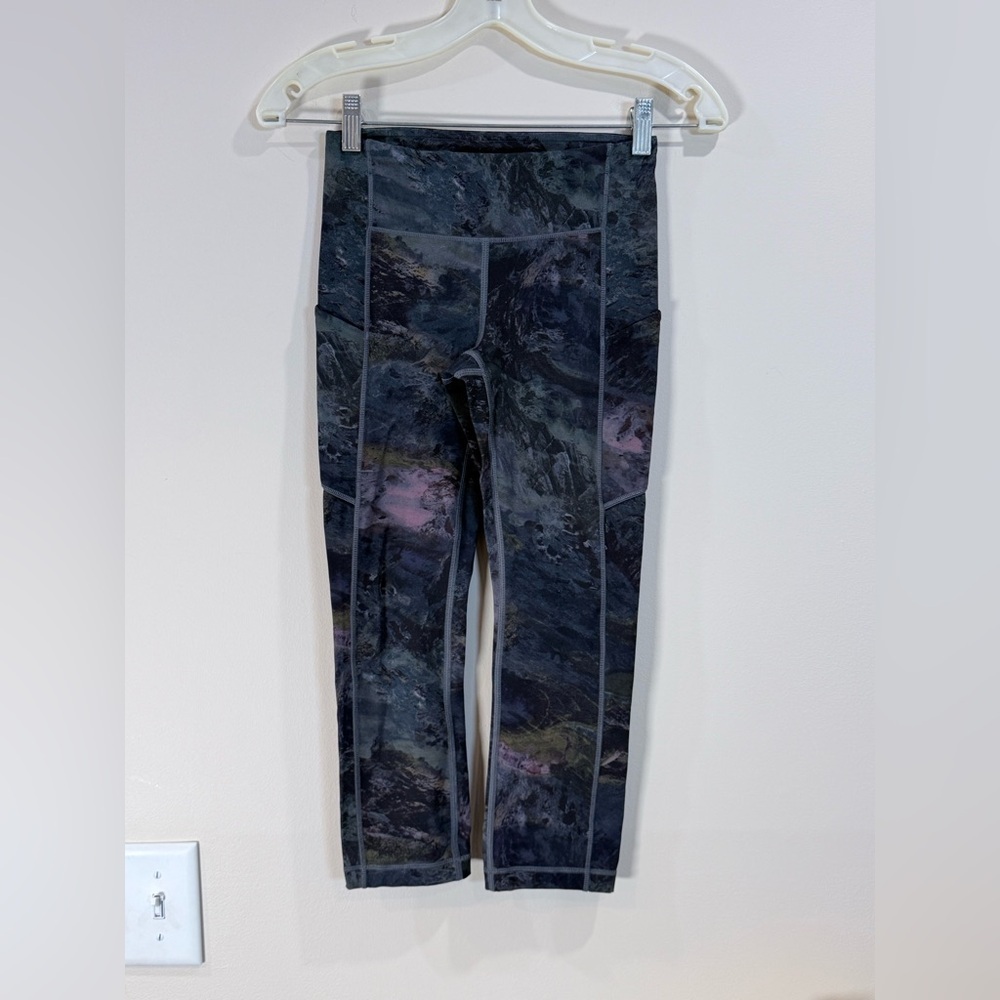 🔥Lululemon Women’s Capri Leggings - Black Marble Print Size 2 EC🔥